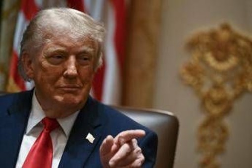 Trump torna ad attaccare il Papa: "Qualcuno gli spieghi che il sindaco di Chicago è inutile e che l'Iran non può avere l'arma nucleare"
