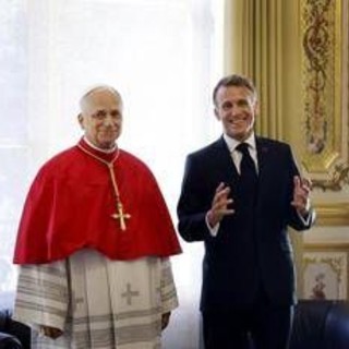 Papa: "Stop a corsa armamenti, possesso armi nucleari non è garanzia di sicurezza". Macron: "La Francia è dalla parte della pace"