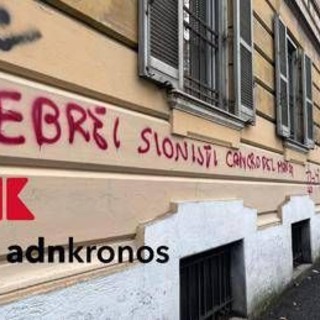 &quot;Ebrei sionisti cancro del mondo&quot;, la scritta choc sul Lungotevere