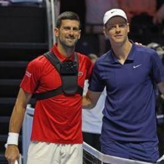 Djokovic si 'inchina' a Sinner: "Troppo forte, mi ha preso a calci nel c..."