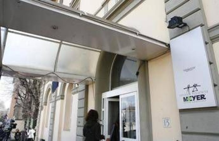 Incidente a Prato, bambina di 5 anni travolta da un'auto: è grave﻿