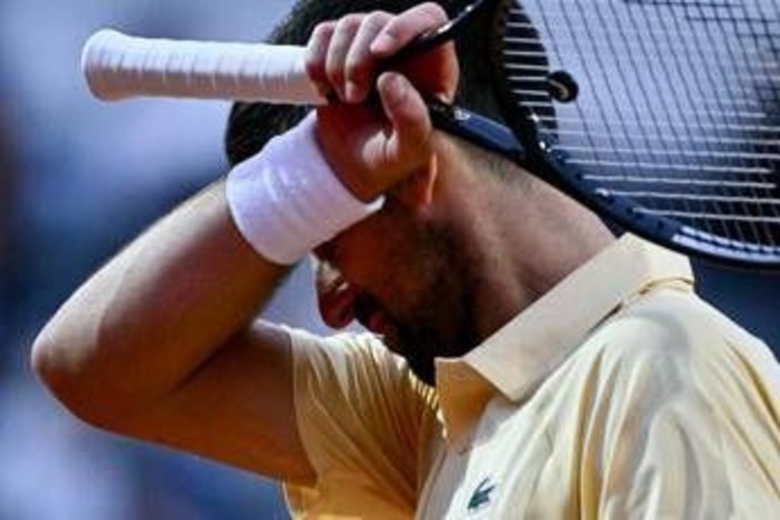Roland Garros, tifosi Djokovic gridano al complotto: "Perchè Sinner gioca la sera?"