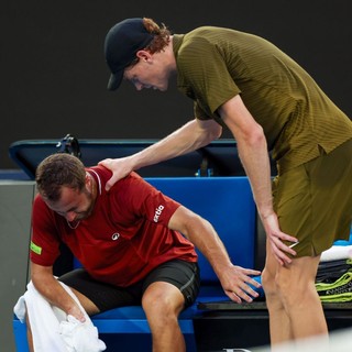 Gaston si ritira dopo aver perso i primi due set, Sinner avanti a Melbourne