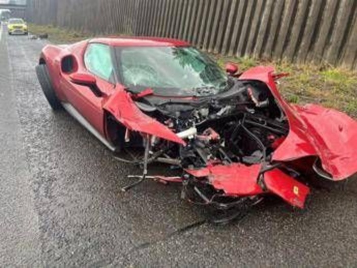 Perde il controllo sul bagnato e si schianta con la Ferrari da 300mila euro: lui illeso, l'auto a pezzi