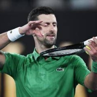 Australian Open, Djokovic già ai quarti: Mensik si ritira Australian Open, Djokovic già ai quarti: Mensik si ritira