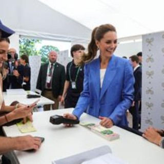 Kate Middleton a Wimbledon, a sorpresa la principessa vende i biglietti agli spettatori in fila Kate Middleton a Wimbledon, a sorpresa la principessa vende i biglietti agli spettatori in fila