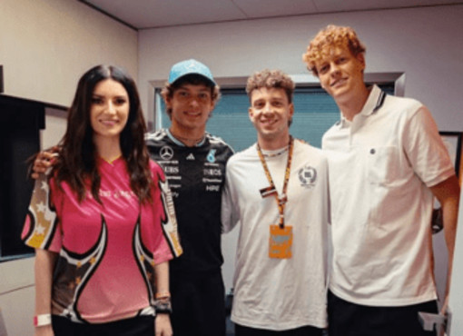 Laura Pausini, è polemica per la foto 'ritoccata' con Sinner e Antonelli: cosa è successo Laura Pausini, è polemica per la foto 'ritoccata' con Sinner e Antonelli: cosa è successo