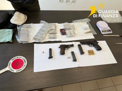 Napoli, sequestrati a Casavatore 2 kg di hashish e tre pistole. Un arresto Napoli, sequestrati a Casavatore 2 kg di hashish e tre pistole. Un arresto