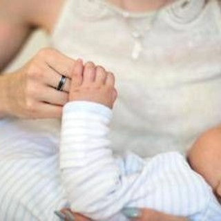 I dentini dei bebè? Spuntano prima se la mamma è stressata: lo studio