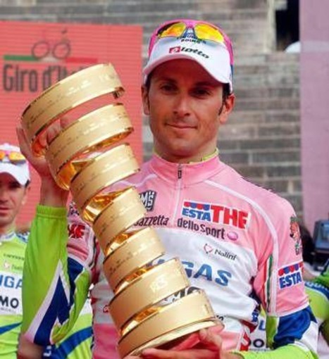 Fumo, Ivan Basso: "Da sportivo ed ex paziente oncologico dico sì a sigarette più care"