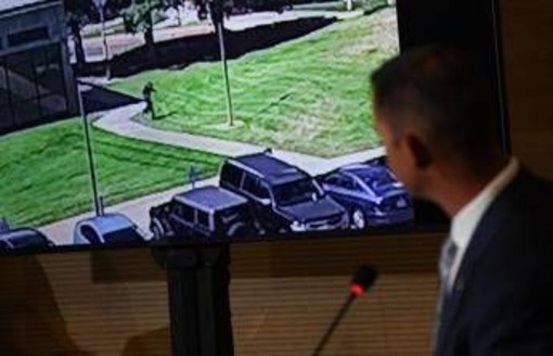 Charlie Kirk, in un nuovo video il sospetto killer in fuga sul tetto di una scuola Charlie Kirk, in un nuovo video il sospetto killer in fuga sul tetto di una scuola