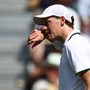 Sinner, ghiaccio sulla testa e gilet refrigerante: allarme caldo a Wimbledon