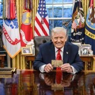 Trump lancia la 'Gold Card': un milione di dollari per il visto in tempi record Trump lancia la 'Gold Card': un milione di dollari per il visto in tempi record