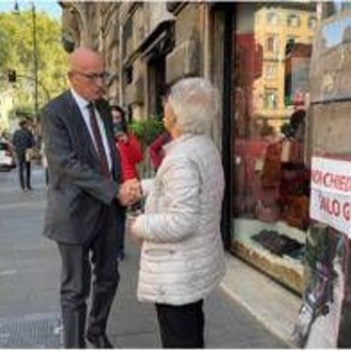 70enne sotto sfratto si 'accampa' a via Arenula, Sisto la incontra: "Verifiche sul caso"