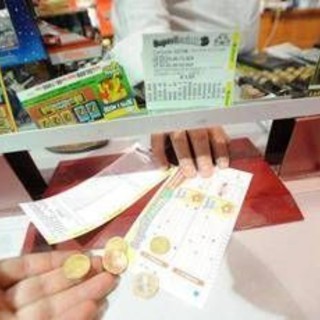 Superenalotto, numeri combinazione vincente oggi 15 maggio