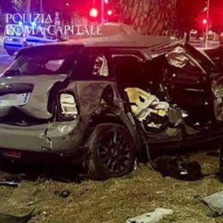 Incidente sulla Colombo a Roma, amica vittima in "condizioni gravi ma stabili". Negativa a test