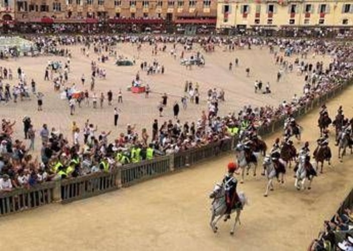 Palio Siena, il Nicchio torna a vincere dopo 28 anni: Tittia firma il cappotto personale Palio Siena, il Nicchio torna a vincere dopo 28 anni: Tittia firma il cappotto personale