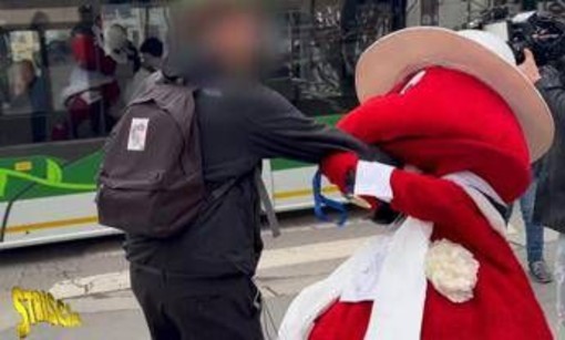 Gabibbo malmenato a Milano, spintoni al celebre pupazzo di Striscia