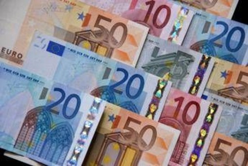 Tredicesima 2025, solo uno su due la userà per i regali di Natale Tredicesima 2025, solo uno su due la userà per i regali di Natale