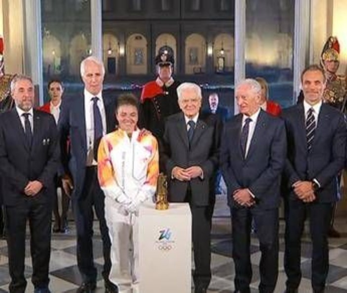 Milano-Cortina, la fiamma olimpica è arrivata in Italia ed è stata consegnata a Mattarella Milano-Cortina, la fiamma olimpica è arrivata in Italia ed è stata consegnata a Mattarella