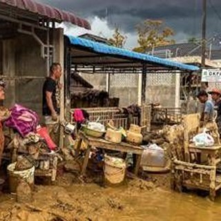 Inondazioni in Indonesia, più di 880 morti a Sumatra. Migliaia i feriti, centinaia i dispersi