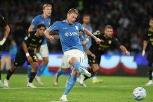 Hojlund sbaglia il rigore, arbitro fa ripetere e De Bruyne segna: caos in Napoli-Frosinone Hojlund sbaglia il rigore, arbitro fa ripetere e De Bruyne segna: caos in Napoli-Frosinone