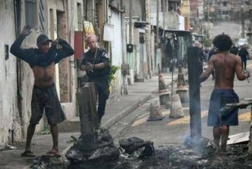 Brasile, maxi blitz anti narcos a Rio de Janeiro: almeno 64 morti tra sospetti e polizia