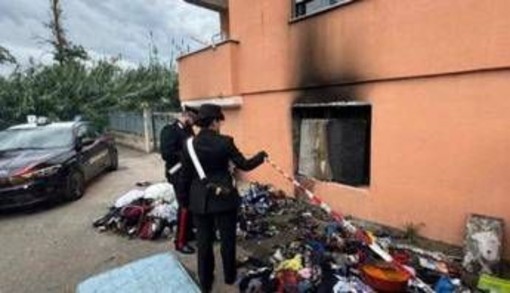 Latina, incendio in un appartamento a Sermoneta: trovata bottiglia incendiaria Latina, incendio in un appartamento a Sermoneta: trovata bottiglia incendiaria