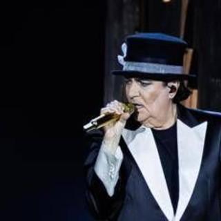 Renato Zero ferma il concerto e abbraccia Enrica Bonaccorti (in platea): la dedica speciale Renato Zero ferma il concerto e abbraccia Enrica Bonaccorti (in platea): la dedica speciale