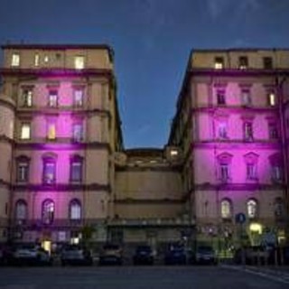 Tumori, nel mese della prevenzione femminile l'Università Vanvitelli si tinge di rosa