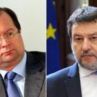 Salvini: "Saluto ad ambasciatore russo? Preferisco stretta di mano a sguardo rabbioso". Opposizioni all'attacco Salvini: "Saluto ad ambasciatore russo? Preferisco stretta di mano a sguardo rabbioso". Opposizioni all'attacco