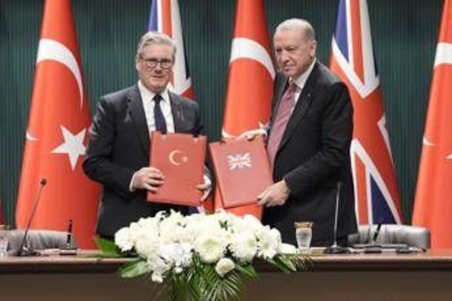 Starmer: "Accordo con Turchia per vendita caccia Eurofighter". Erdogan: "Intesa storica"