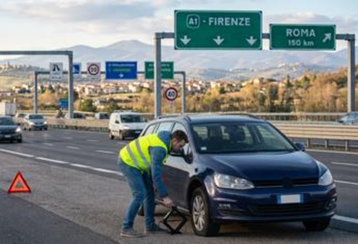 Controesodo, cosa fare se si buca una gomma in autostrada: 5 regole per evitare rischi