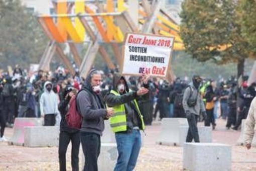 La Francia si prepara a nuova giornata di protesta, oltre 70mila agenti schierati e unità dell'elite: "Alto livello di minaccia" La Francia si prepara a nuova giornata di protesta, oltre 70mila agenti schierati e unità dell'elite: "Alto livello di minaccia"