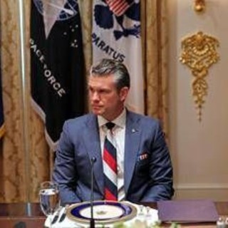 Zelensky da Trump, la cravatta 'sospetta' di Hegseth fa discutere