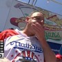 Mangia 66 hot dog in 10 minuti, Chestnut è ancora il re del 4 luglio Mangia 66 hot dog in 10 minuti, Chestnut è ancora il re del 4 luglio
