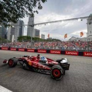 Ferrari, che confusione a Singapore: Leclerc 'spinge' Norris a muro in pit lane