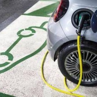 Incentivi auto elettriche, apre lo sportello per cittadini e microimprese: come fare domanda Incentivi auto elettriche, apre lo sportello per cittadini e microimprese: come fare domanda