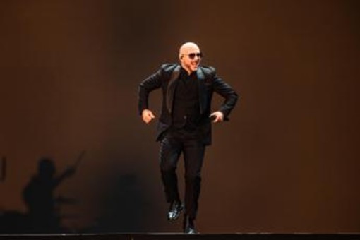 Pitbull canta davanti alla più grande folla di 'calvi' al mondo: il record Pitbull canta davanti alla più grande folla di 'calvi' al mondo: il record