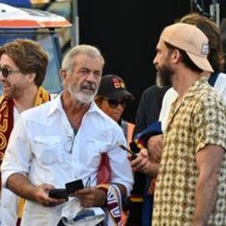 Mel Gibson tifa Roma, la star all'Olimpico con sciarpa giallorossa