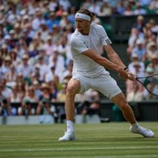 Wimbledon, paura Zverev: cade e resta a terra, lo aiuta... Sinner