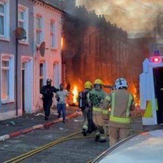 Proteste a Belfast, Elon Musk e Reform Uk cavalcano i 'riot': cosa sta succedendo