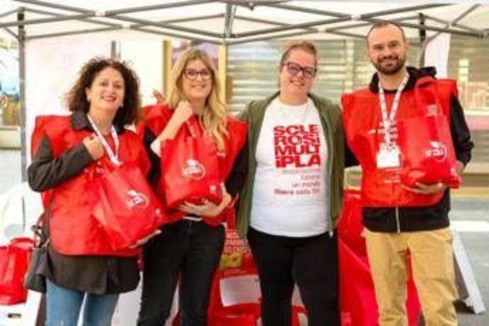 Ricerca, torna 'La mela di Aism' con 3 milioni di frutti per la lotta alla sclerosi multipla Ricerca, torna 'La mela di Aism' con 3 milioni di frutti per la lotta alla sclerosi multipla