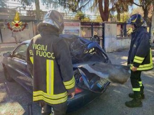 Roma, bombola di ossigeno esplode in un cantiere Atac sulla Prenestina: auto in fiamme, alta colonna di fumo