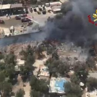 Bari, vasto incendio al campo rom: baracche distrutte, 80 evacuati Bari, vasto incendio al campo rom: baracche distrutte, 80 evacuati