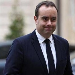 Francia, denunciato per falso Lecornu: "Non ha il Master come dice" Francia, denunciato per falso Lecornu: "Non ha il Master come dice"