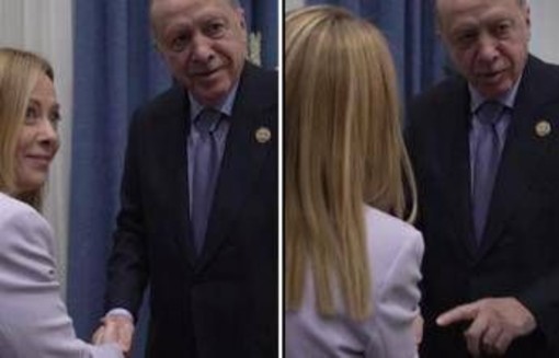Siparietto Erdogan-Meloni: "Smetti di fumare", "Lo so..."