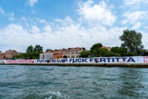 Venezia, scontri tra polizia e manifestanti che volevano raggiungere lo yacht di Fertitta Venezia, scontri tra polizia e manifestanti che volevano raggiungere lo yacht di Fertitta