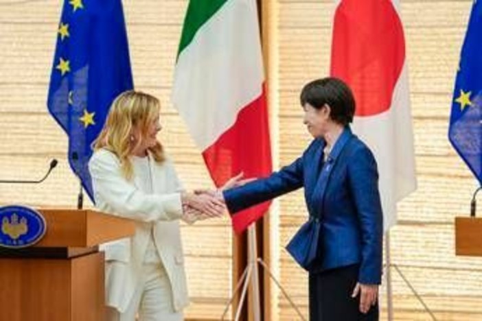Italia-Giappone, Meloni e le bacchette a tavola: "Takaichi mi ha fatto i complimenti"