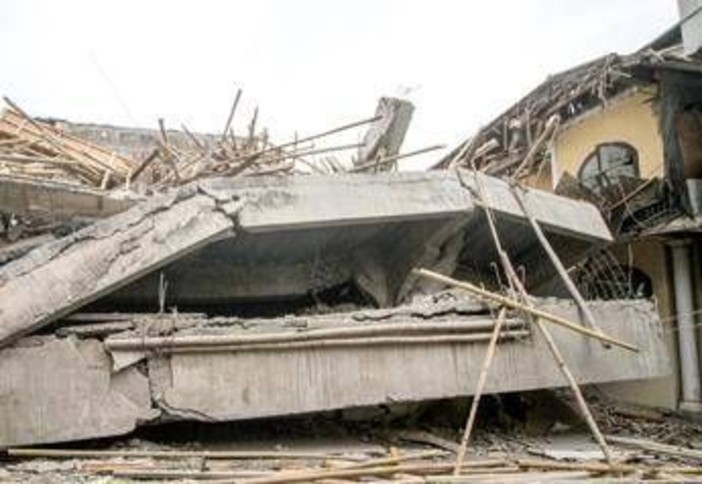 Indonesia, scuola crollata a Giava: "Nessun segno di vita" Indonesia, scuola crollata a Giava: "Nessun segno di vita"